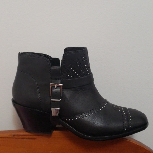 VINCE Camuto 'Dorintina' Bootie - Picture 2 of 4